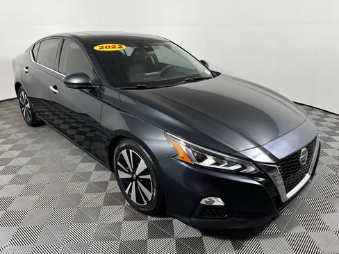 Used 2022 Nissan Altima 2.5 SV w/ SV Premium Package FWD image 3