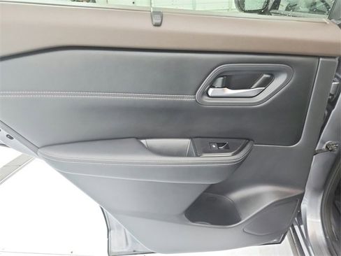 Used 2023 Nissan Rogue SV w/ SV Premium Package image 33