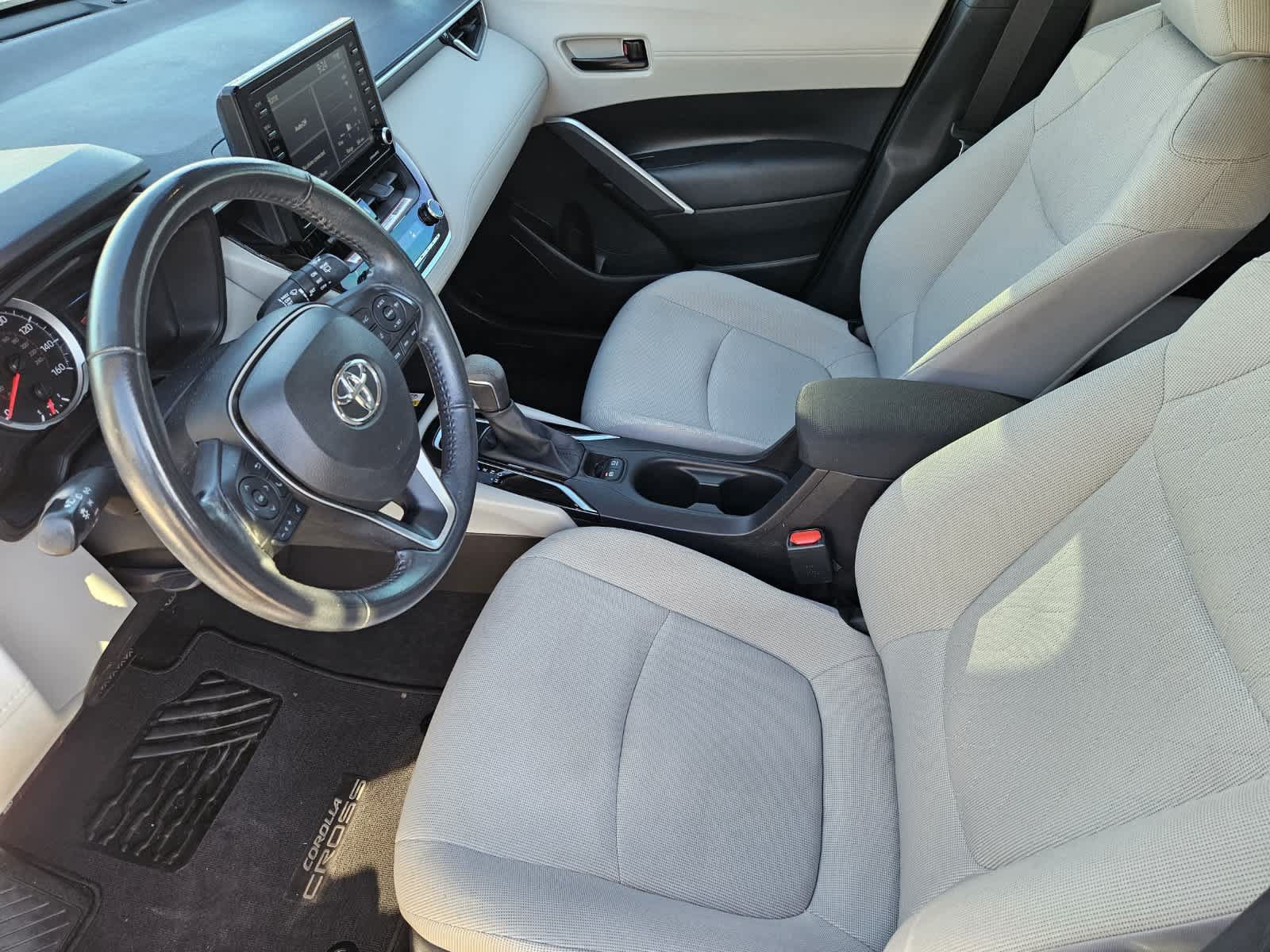 Used 2022 Toyota Corolla Cross LE FWD image 2