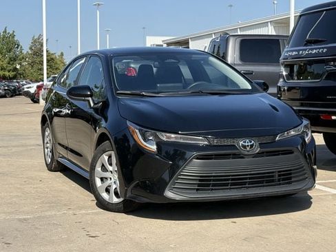 Used 2025 Toyota Corolla LE FWD image 2