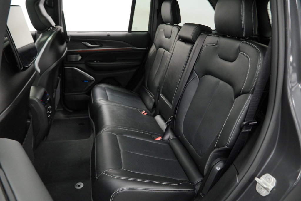 Used 2023 Jeep Grand Cherokee Overland w/ Advanced Protech Group III AWD/4WD image 20