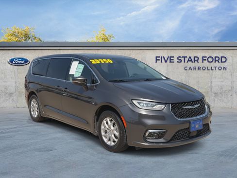 Used 2023 Chrysler Pacifica Touring-L FWD image 2