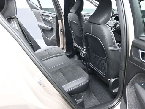 Used 2023 Volvo XC40 Recharge Ultimate image 16