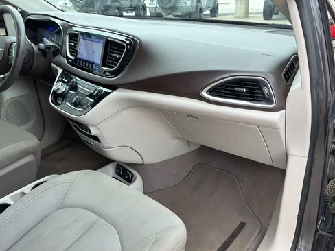 Used 2017 Chrysler Pacifica Touring image 85