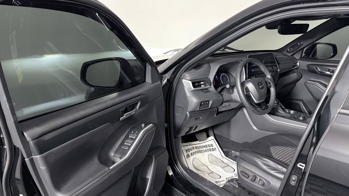 Used 2025 Toyota Highlander XSE AWD/4WD image 12