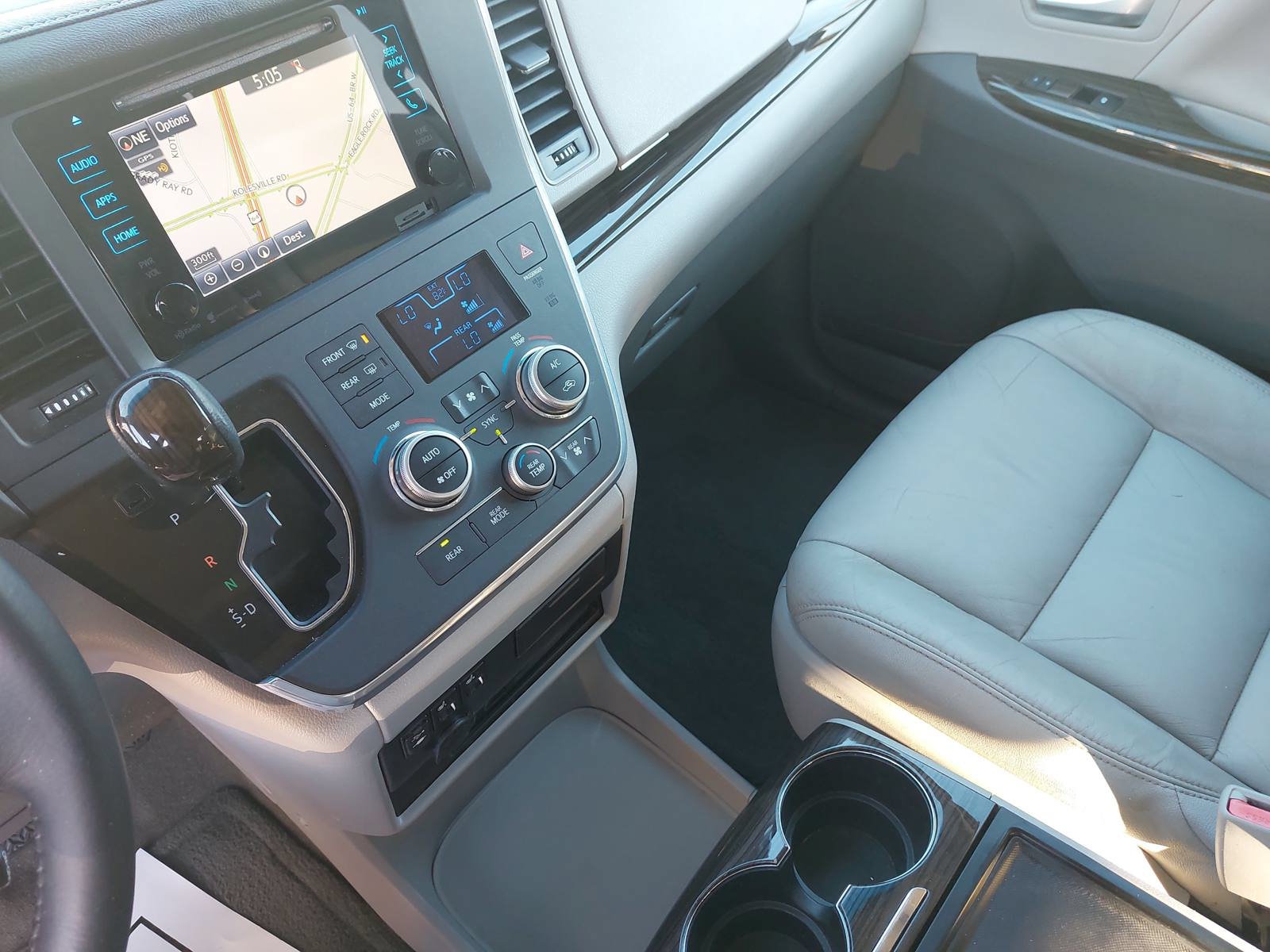 Used 2016 Toyota Sienna XLE Premium FWD image 26