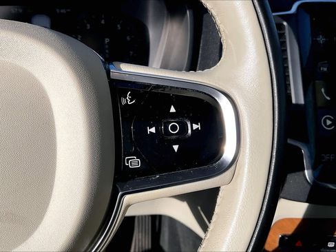 Used 2021 Volvo XC90 T5 Momentum w/ Protection Package Premier image 20