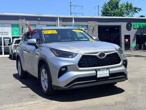 Used 2023 Toyota Highlander LE AWD/4WD image 3