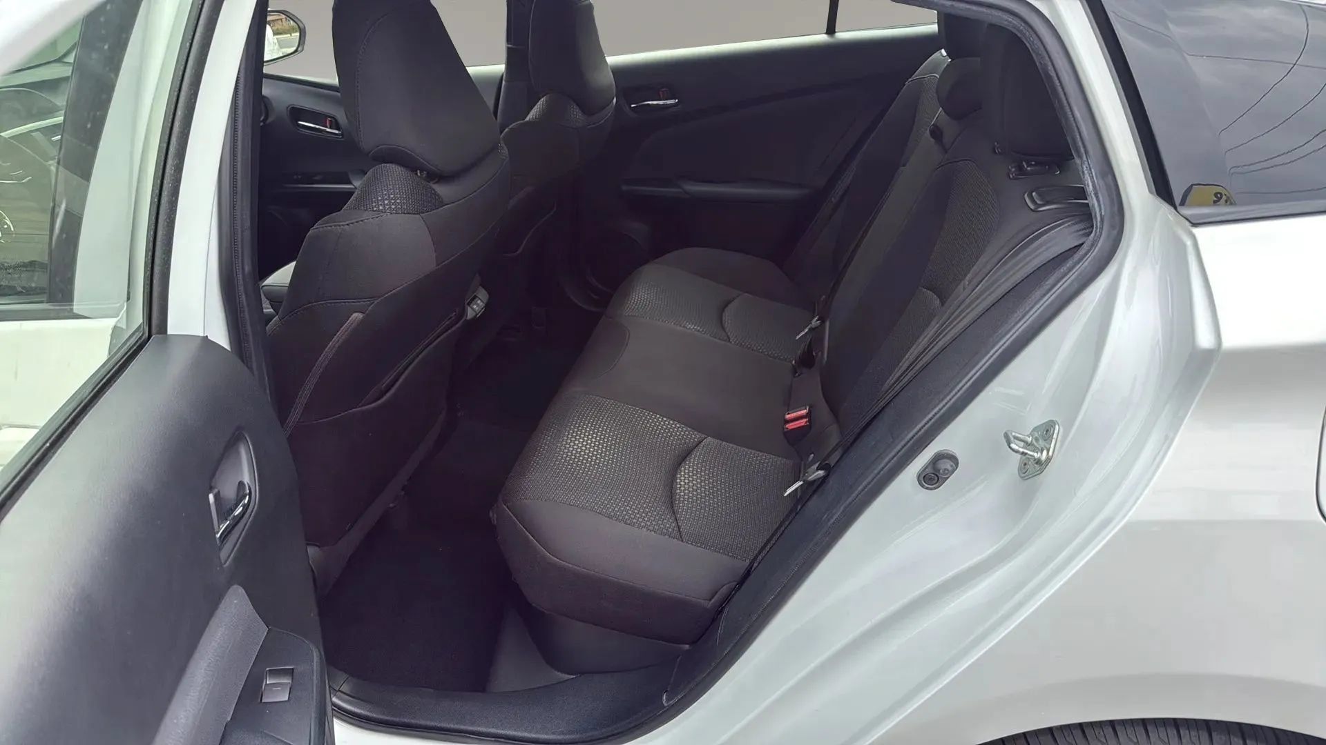 Used 2022 Toyota Prius LE FWD image 9