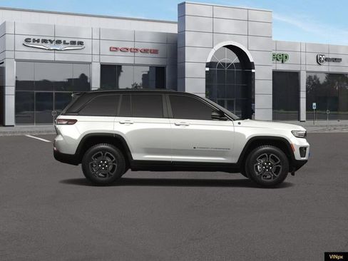 New 2023 Jeep Grand Cherokee Trailhawk w/ Advanced Protech Group II image 9