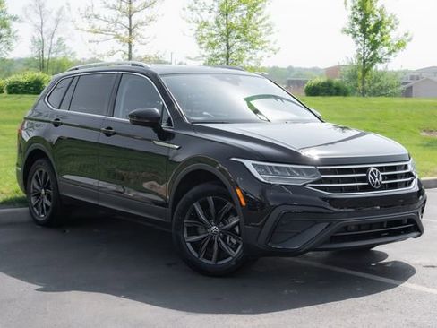 Used 2023 Volkswagen Tiguan SE w/ Panoramic Sunroof Package FWD image 6