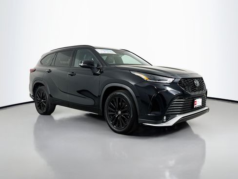 Certified 2025 Toyota Highlander XSE AWD/4WD image 1