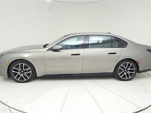 Used 2024 BMW 740i image 8