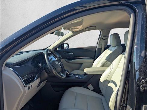 Used 2023 Cadillac XT4 Luxury w/ Cold Weather Package image 17