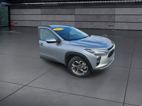 Used 2024 Chevrolet Trax LT w/ Driver Confidence Package image 2