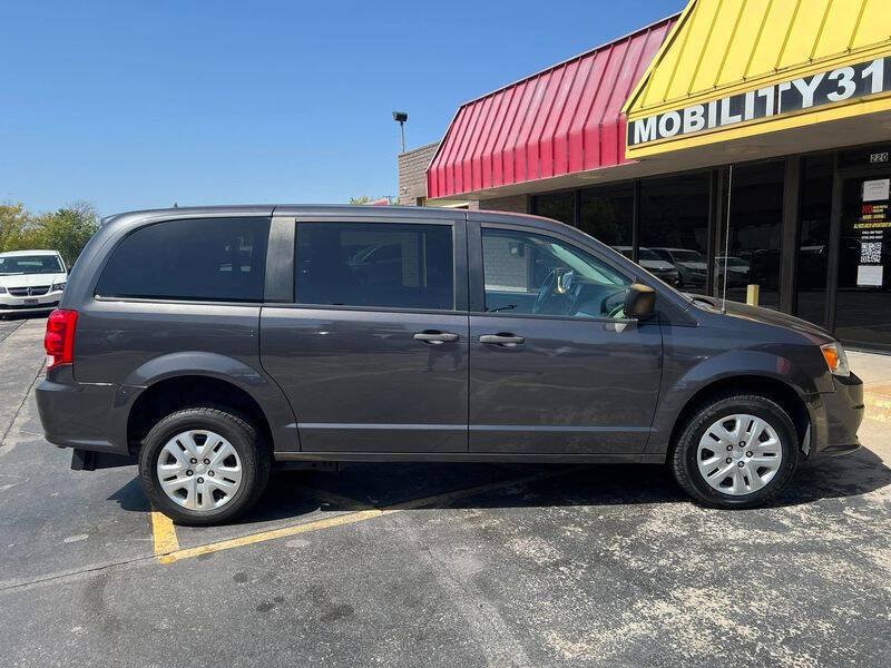 Used 2019 Dodge Grand Caravan SE w/ UConnect Hands-Free Group FWD image 4