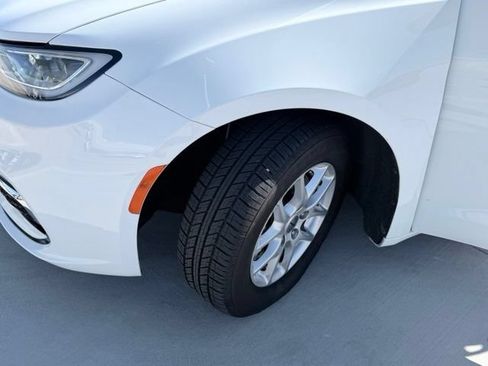 Used 2023 Chrysler Pacifica Touring-L FWD image 43