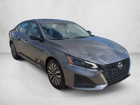 Used 2025 Nissan Altima 2.5 SV FWD image 3