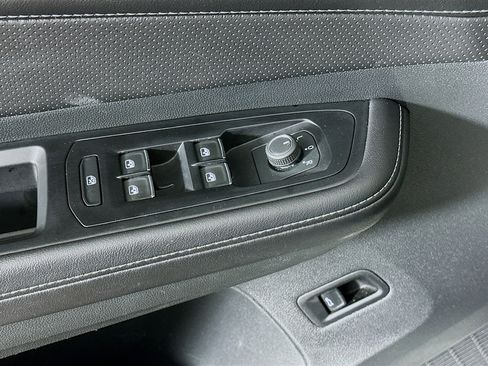 Used 2025 Volkswagen Atlas SE image 15