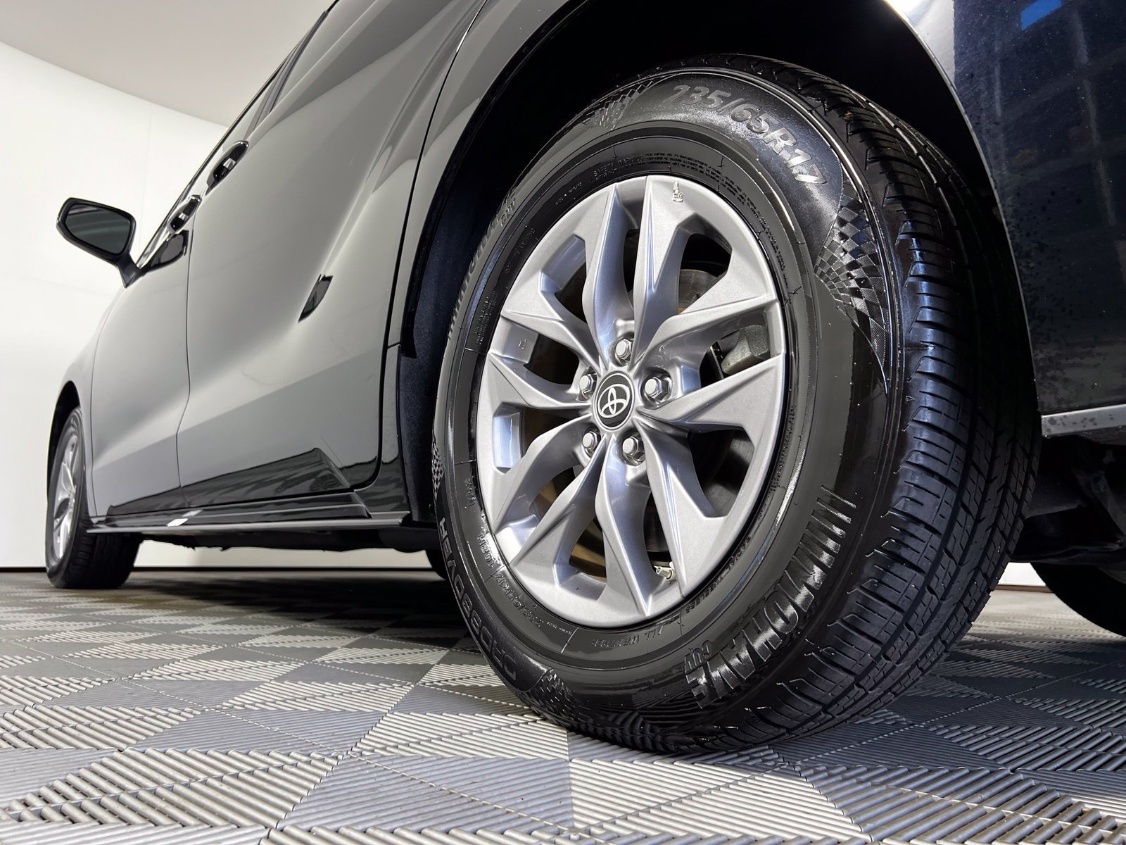 Certified 2025 Toyota Sienna XLE FWD image 27