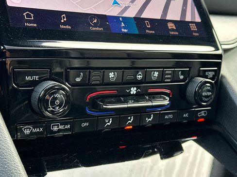 Used 2024 Jeep Grand Cherokee L Limited w/ Luxury Tech Group II image 23