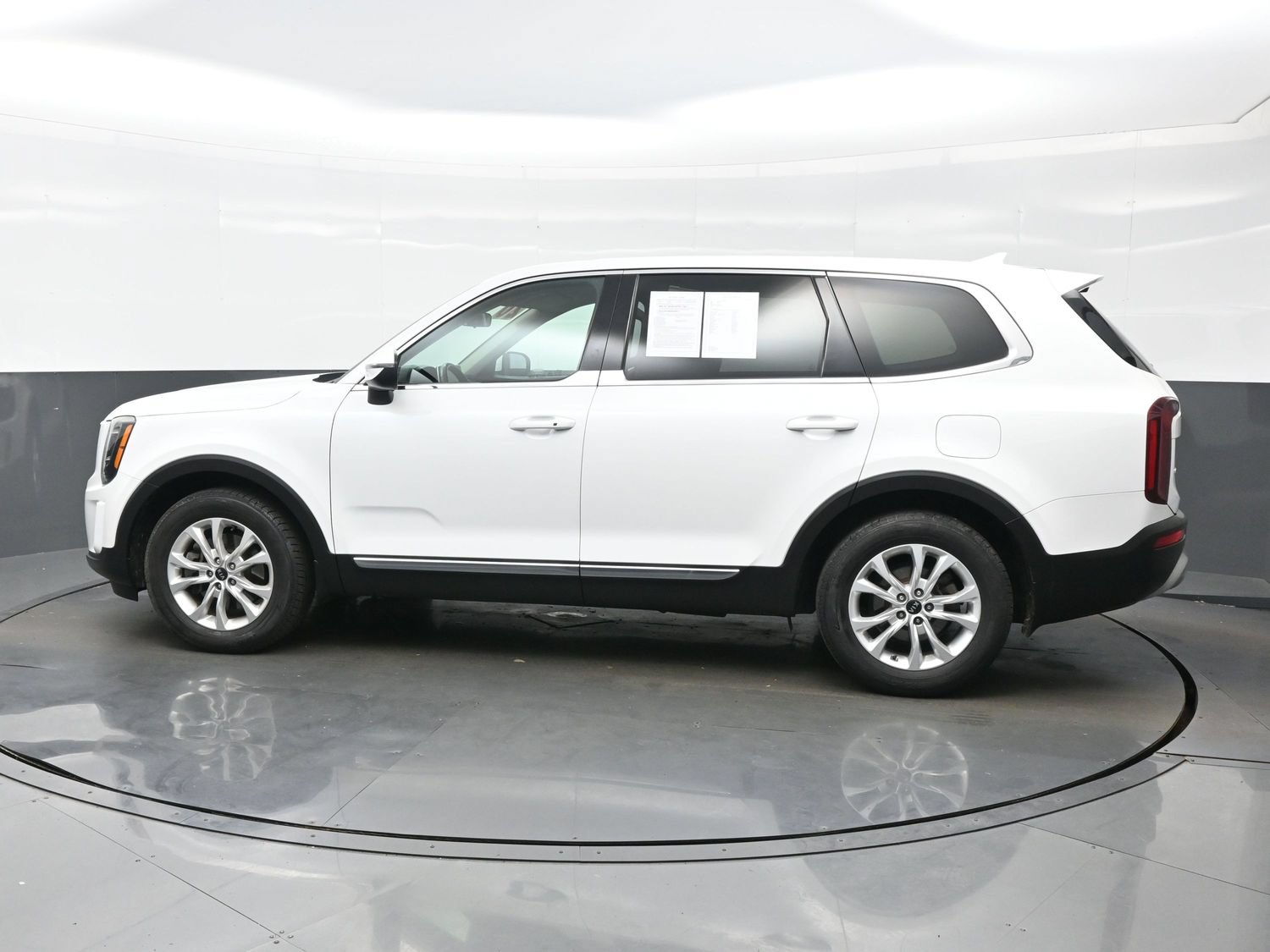 Used 2020 Kia Telluride LX AWD/4WD image 3