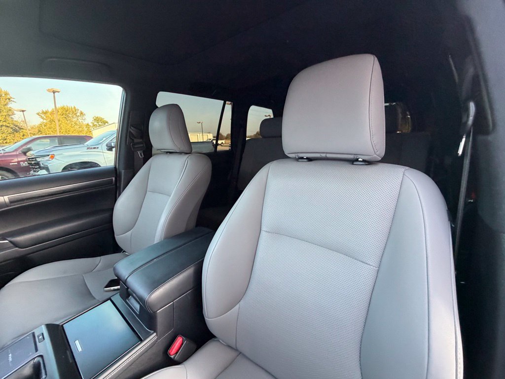 Used 2023 Lexus GX 460 w/ Black Line Special Edition AWD/4WD image 13