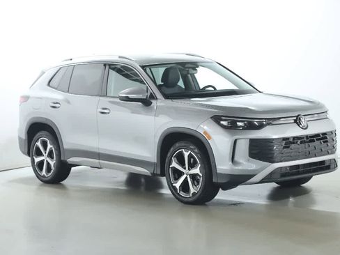 Certified 2025 Volkswagen Tiguan SE image 1