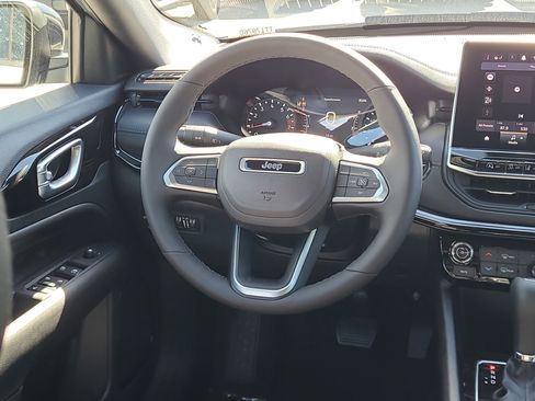 New 2026 Jeep Compass Latitude image 9