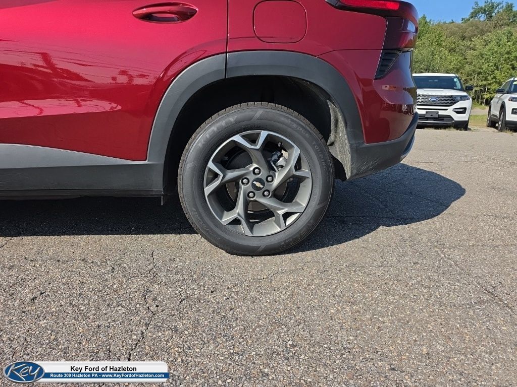 Used 2025 Chevrolet Trax LT FWD image 7