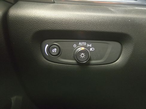 Used 2022 Chevrolet Traverse LT FWD image 25
