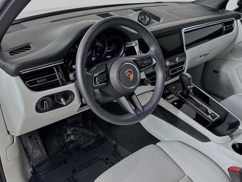 Certified 2025 Porsche Macan image 4