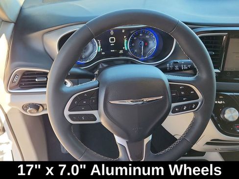Used 2023 Chrysler Pacifica Touring-L image 24