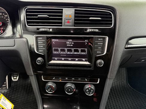 Used 2015 Volkswagen Golf 4-Door image 22