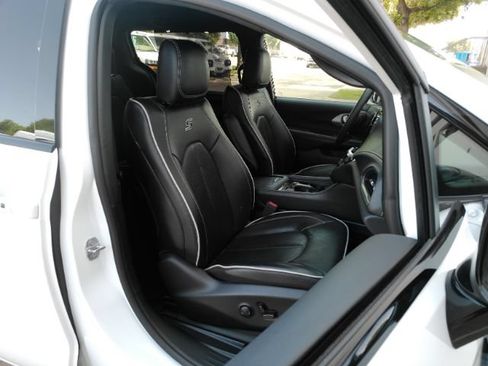 Used 2025 Chrysler Pacifica Limited FWD image 24