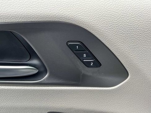 Used 2023 Chrysler Pacifica Touring-L AWD/4WD image 29