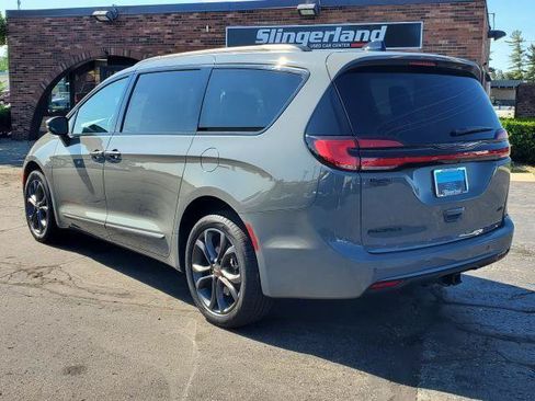 Used 2023 Chrysler Pacifica Touring-L w/ Road Tripper Package AWD/4WD image 4