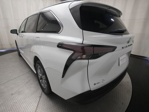Used 2025 Toyota Sienna XLE FWD image 36