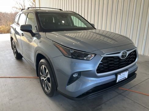 Used 2022 Toyota Highlander XLE image 29