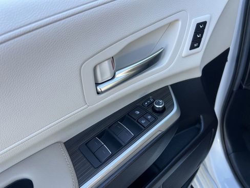 Used 2024 Toyota Sienna Limited image 13