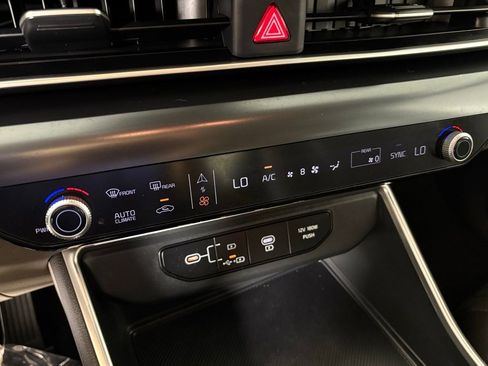 Used 2025 Kia Carnival image 28