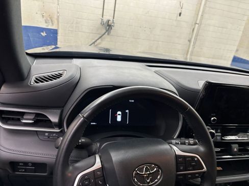 Used 2025 Toyota Highlander XSE AWD/4WD image 34