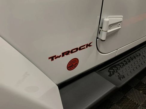 Used 2017 Jeep Wrangler Sahara w/ Connectivity Group image 18