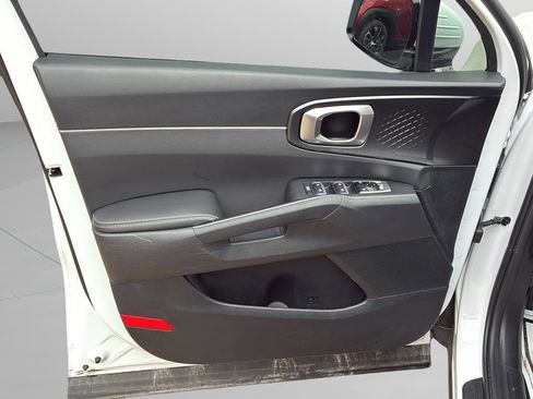 Used 2025 Kia Sorento LX FWD image 11