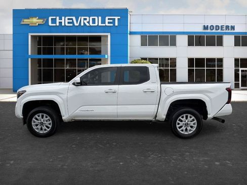 Used 2024 Toyota Tacoma SR5 AWD/4WD image 2