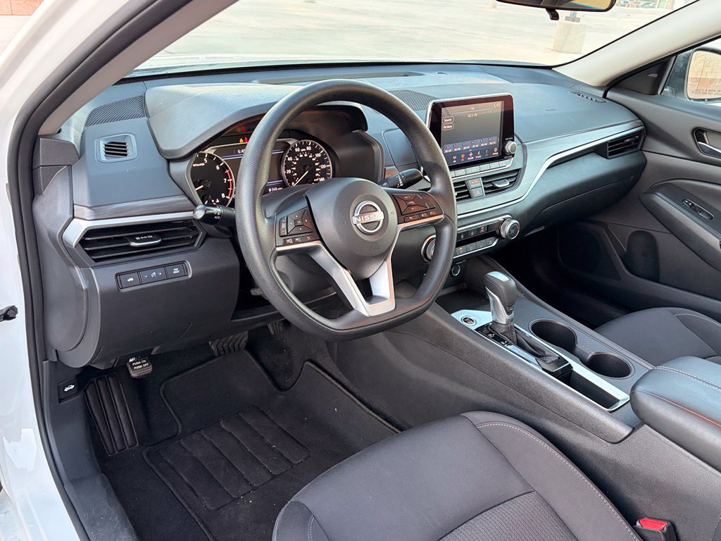 Used 2025 Nissan Altima 2.5 SV FWD image 13