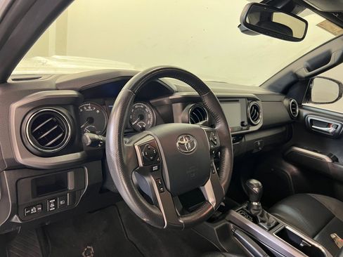 Used 2019 Toyota Tacoma TRD Sport image 4