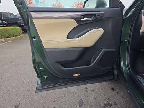 Used 2024 Toyota Highlander Limited image 18