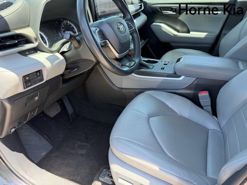 Used 2023 Toyota Highlander XLE FWD image 18