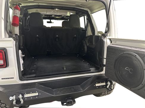 Used 2019 Jeep Wrangler Unlimited Sahara image 11